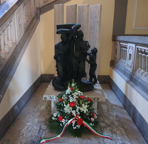 L'omaggio al monumento ai Caduti nei Lager, in Comune a Busto Arsizio L'omaggio al monumento ai Caduti nei Lager, in Comune a Busto Arsizio