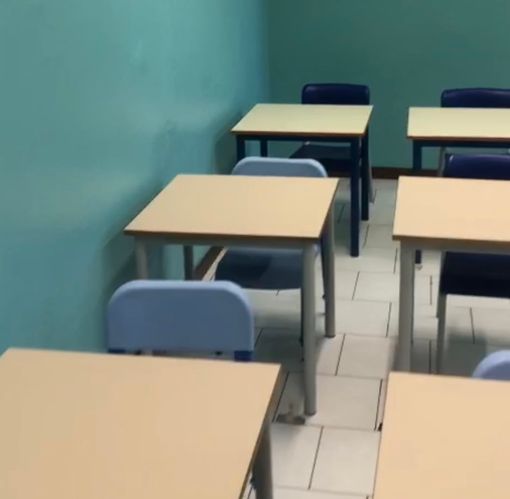 Il trattamento effettuato in un'aula delle scuole Manzoni