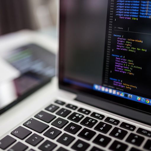 Come un professionista di cybersecurity protegge il mondo digitale