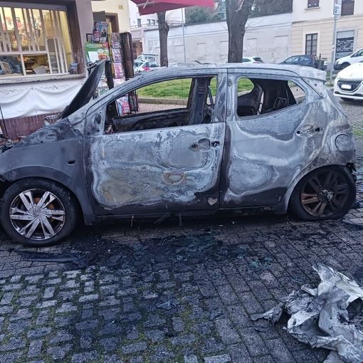 Un anno fa, il rogo di un'auto in piazza XXV Aprile, a pochissima distanza dagli incendi di via Gavinana