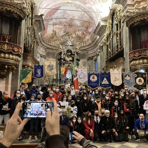 L'altare non riesce a contenere tutti i premiati. Neanche la macchina fotografica