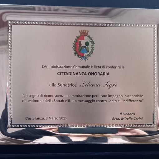 Liliana Segre cittadina onoraria di Castellanza. La targa giunge a Roma