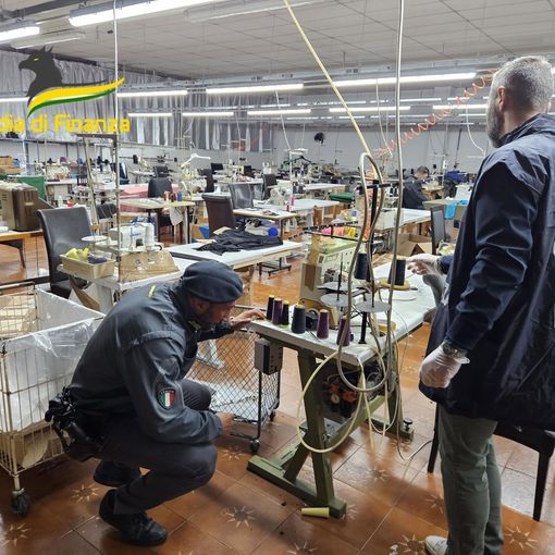 Caporalato, manodopera sfruttata e capannone dormitorio:  a Samarate la Finanza scopre una fabbrica tessile abusiva