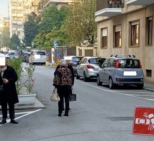 Incidente in via Castiglioni, coinvolto anche un ragazzino di 11 anni