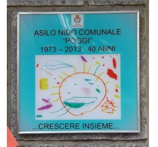 La targa celebrativa per i 40 anni del nido Poggi