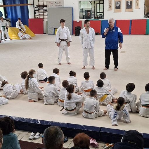 Fabrizio Sottile, al centro, con bambini e famiglie della Pro Patria Judo