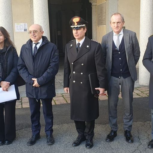 Il sindaco Antonelli con i rappresentanti di Prefettura e Forze dell'ordine. Sotto, il vertice in municipio