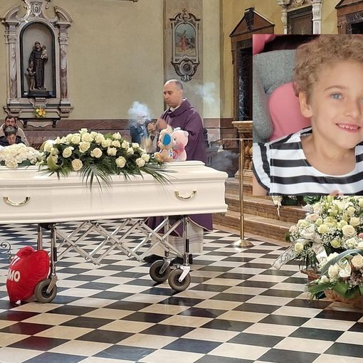 Il silenzio che non si scioglie: commosso addio alla piccola Matilde