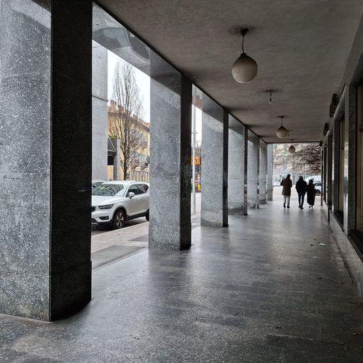 I portici sul lato opposto del fast food sono, tra via Fratelli d'Italia e piazza Garibaldi, uno dei punti più problematici