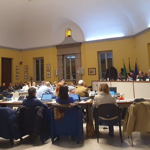 Il Consiglio elimina la sfiducia agli assessori. Il sindaco: «Maggioranza coesa e nessuno è ricattabile»