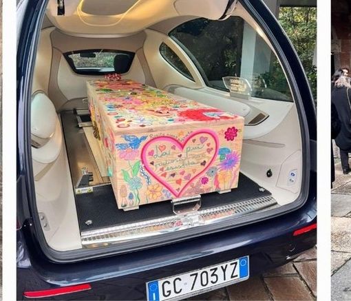 A Milano i funerali di Rosita Missoni: la bara avvolta dai colori iconici del brand di Sumirago con disegni e dediche dei suoi nipoti