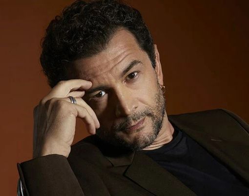 “In vino veritas”: monologo di Vinicio Marchioni al Teatro Manzoni di Milano