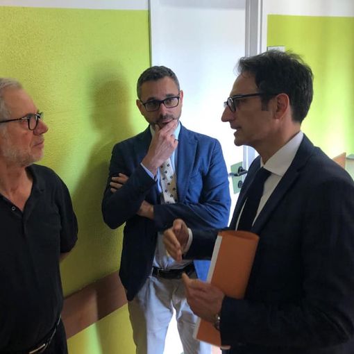 Il direttore sociosanitario John Tremamondo, primo da destra, con il direttore sanitario Stefano Schieppati, al centro, durante la visita alla Casa di Comunità di Cassano dell'assessore regionale Guido Bertolaso