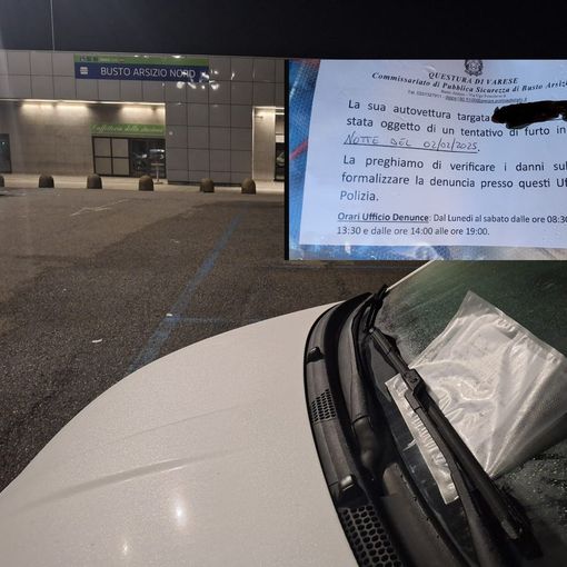 Una delle auto con la comunicazione della Polizia di Stato, nel parcheggio adiacente la stazione