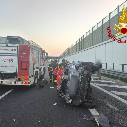 Carambola in autostrada, macchina si ribalta: i vigili del fuoco estraggono donna dalle lamiere