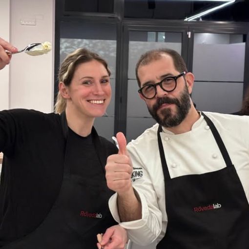 La capitana Sofia Rebora con lo chef Andrea Frizzarin durante la serata di team building