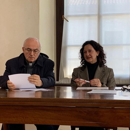 Monsignor Severino Pagani con l'assessore alla Cultura Manuela Maffioli