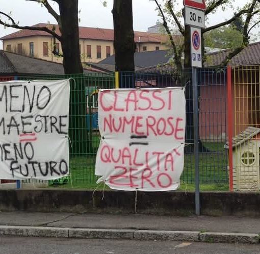 Gli striscioni di protesta affissi dai genitori ai cancelli della scuola dell'infanzia di Casorate Sempione(foto da Facebook)