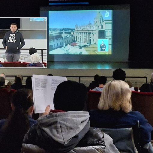 Al teatro Sant’Anna partecipazione commossa al funerale del papa: «Nel suo sorriso, il sorriso del Signore»