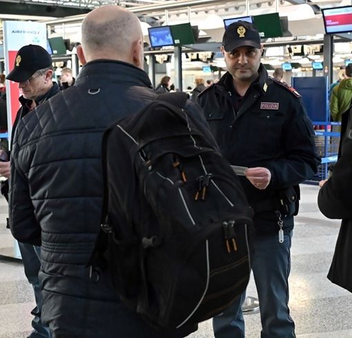 Rubano un rolex dimenticato nel contenitore dei controlli di sicurezza dell'aeroporto: denunciata a Malpensa una coppia di cittadini italiani