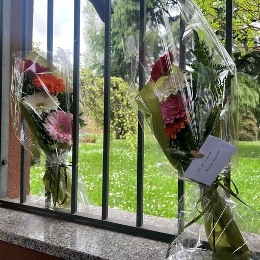 I fiori posti per nei pressi dell'abitazione di Teresa Stabile dopo l'omicidio