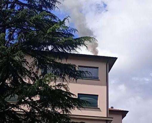Il fumo sprigionato a Marchirolo (foto dalla pagina Facebook &quot;Marchirolo in Azione&quot;)