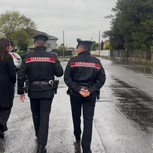L'avvocato Scalia, legale della famiglia di Teresa, con i carabinieri oggi