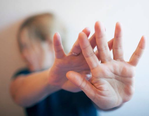 «Non fidarti dello schermo»: dopo l’aggressione a Busto, l’allarme degli esperti su giovani e social