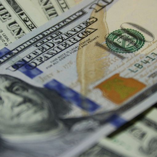 Perché il dollaro americano è in difficoltà nel 2025 e come si ripercuote su di voi?