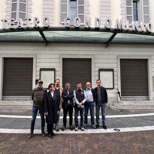 Le minoranze hanno presentato la mozione davanti al Teatro Condominio Vittorio Gassman