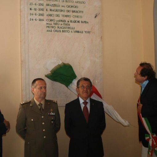 Pietro Magistrelli durante la scopertura della lapide con i benemeriti nel 2014