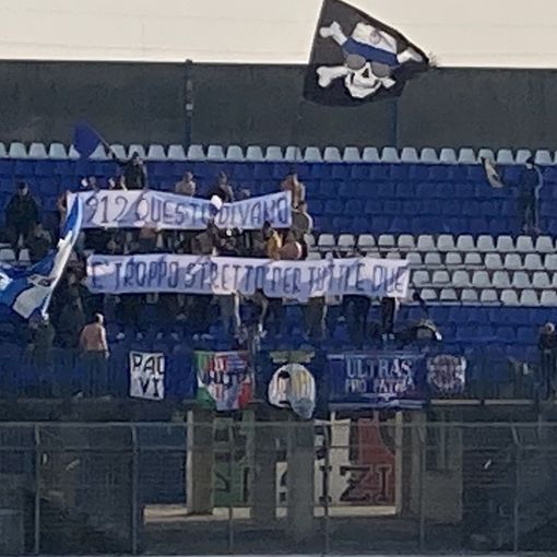 Lo striscione degli ultras