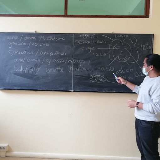 Ivan a scuola di italiano al “Fermi” di Castellanza. “Professori” gli amici Adriel e Filippo