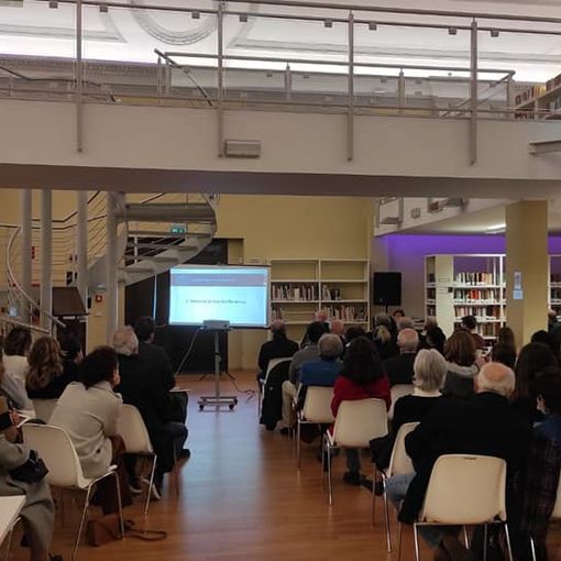 Sala Monaco gremita per &quot;L'America prima dell'America&quot;, foto dalla pagina Facebook dell'associazione Amici della biblioteca capitolare
