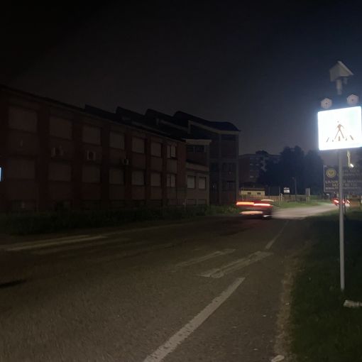 LA FOTO. Attraversamento al buio sul Sempione