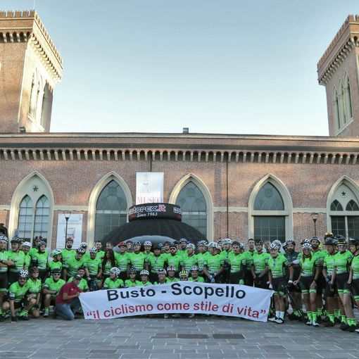 Busto-Scopello, ali di folla per i ciclisti bustesi che hanno pedalato per cento chilometri