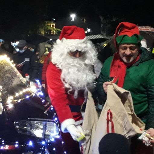 Olgiate Olona: Babbo Natale arriva in moto per la gioia dei bambini