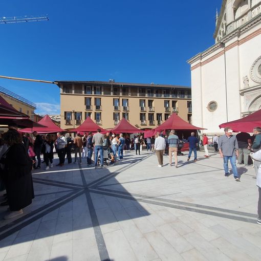 In piazza Santa Maria, mercatino piemontese