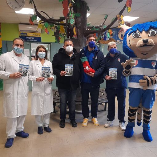 La delegazione nella sala d'attesa della Pediatria