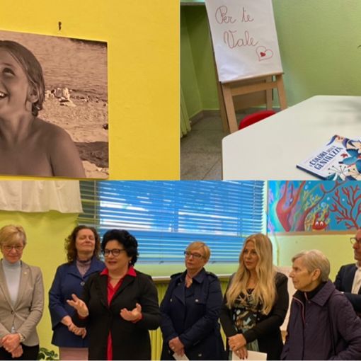 Inaugurata la “Biblioteca di Vale”. La maestra: «Un bel sogno. Ci sono i libri che i bambini leggeranno, voglio pensare a lei che li ascolta»
