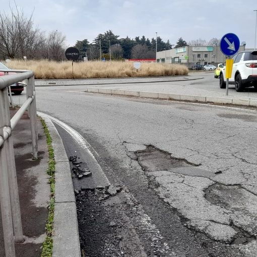 Una delle tante buche che si incontrano procedendo sul Sempione, verso Gallarate