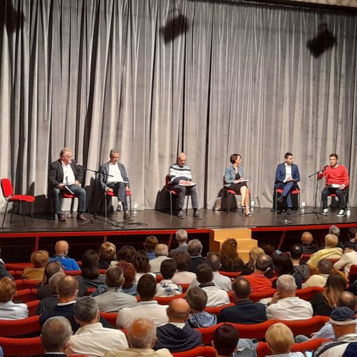 Platea numerosa e attenta per i candidati sindaco a Cassano Magnago