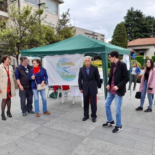 Il gazebo di Cassano futura, con la candidata sindaco Stefania Passiu (prima da sinistra)