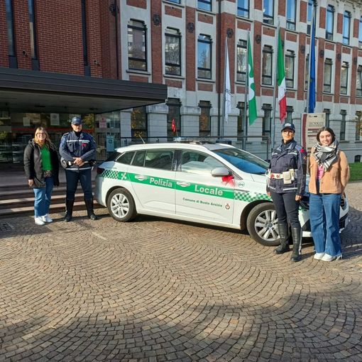 Nastrino rosso sulle pattuglie della polizia locale