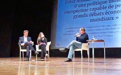 Carlo Calenda sul palco del teatro Sociale a Busto Arsizio, invitato dall'associazione Politics Hub