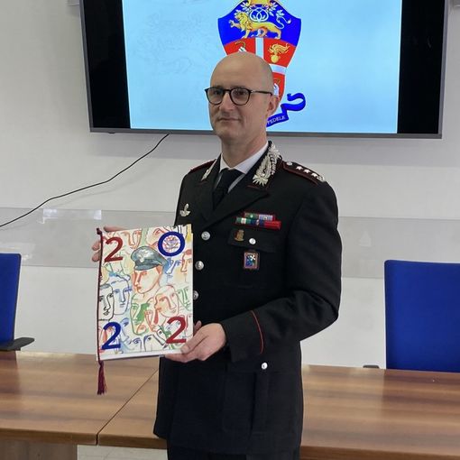 Presentato il calendario dei carabinieri 2022: è ispirato al regolamento dell'Arma. Carlo Lucarelli ne racconta le “storie”