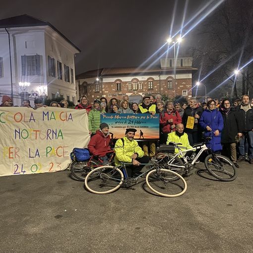 VIDEO E FOTO. La Valle Olona cammina nella notte per la pace: «Siamo accanto a chi vive nel buio della guerra»