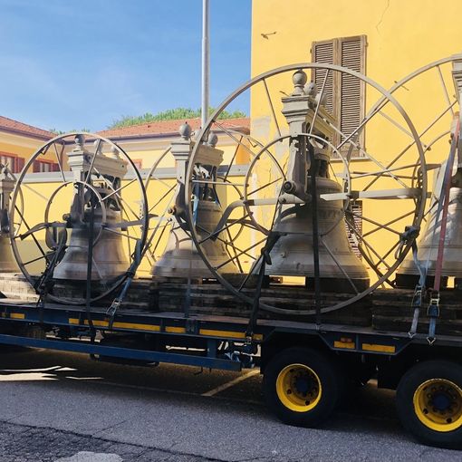 FOTO E VIDEO. Gorla Maggiore: bambini col naso all'insù per l'abbassamento delle campane