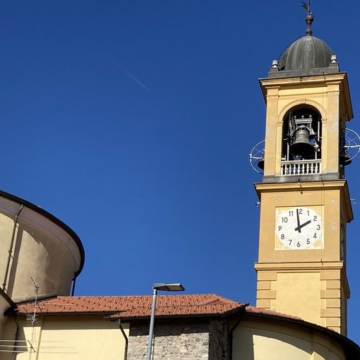 La torre campanaria della chiesa parrocchiale Santa Maria Assunta di Gorla Maggiore. Sotto: il parroco, don Valentino Viganò