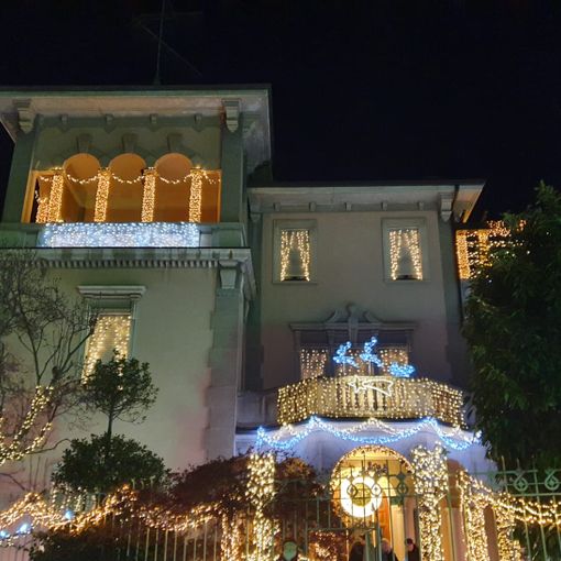 FOTO E VIDEO Si accende la “Casa delle lucine” di Busto. Una magia per grandi e piccini
